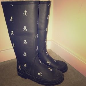 Skull and cross bone rain boots from JCrew size 7.